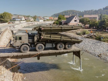 Excalibur Army poskytla pro IZS provizorní most, tým firmy ho instaloval v náročných podmínkách