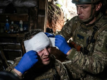 Video: Když se svět zúží na pár vteřin. Bojový medic ošetřuje kolegu s pravděpodobným průstřelem oka