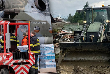 Ze země i ze vzduchu. Armáda pomáhá s evakuací a následky povodní, nasazení až 2 tisíc vojáků platí do konce října