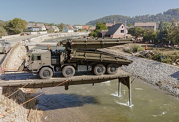 Excalibur Army poskytla pro IZS provizorní most, tým firmy ho instaloval v náročných podmínkách