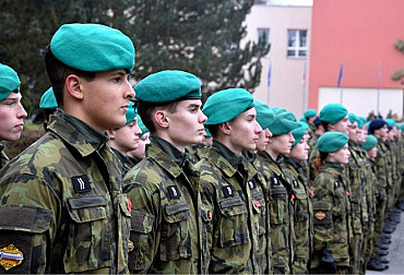 Armáda láká studenty na své školy. Civilům nabízí stipendia