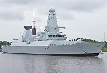 Exkrálovna moří závislá na spojencích: Royal Navy nemůže eskortovat vlastní letadlové lodě a spoléhá na Francouze