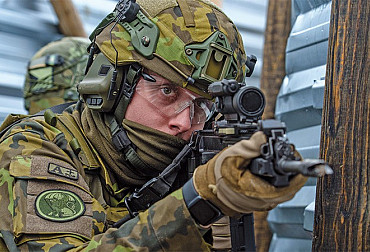 Zákopy a improvizovaná polní opevnění mají na moderním bojišti opět zásadní význam