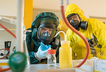 Chemici a pyrotechnici cvičili zásah v nelegální laboratoři