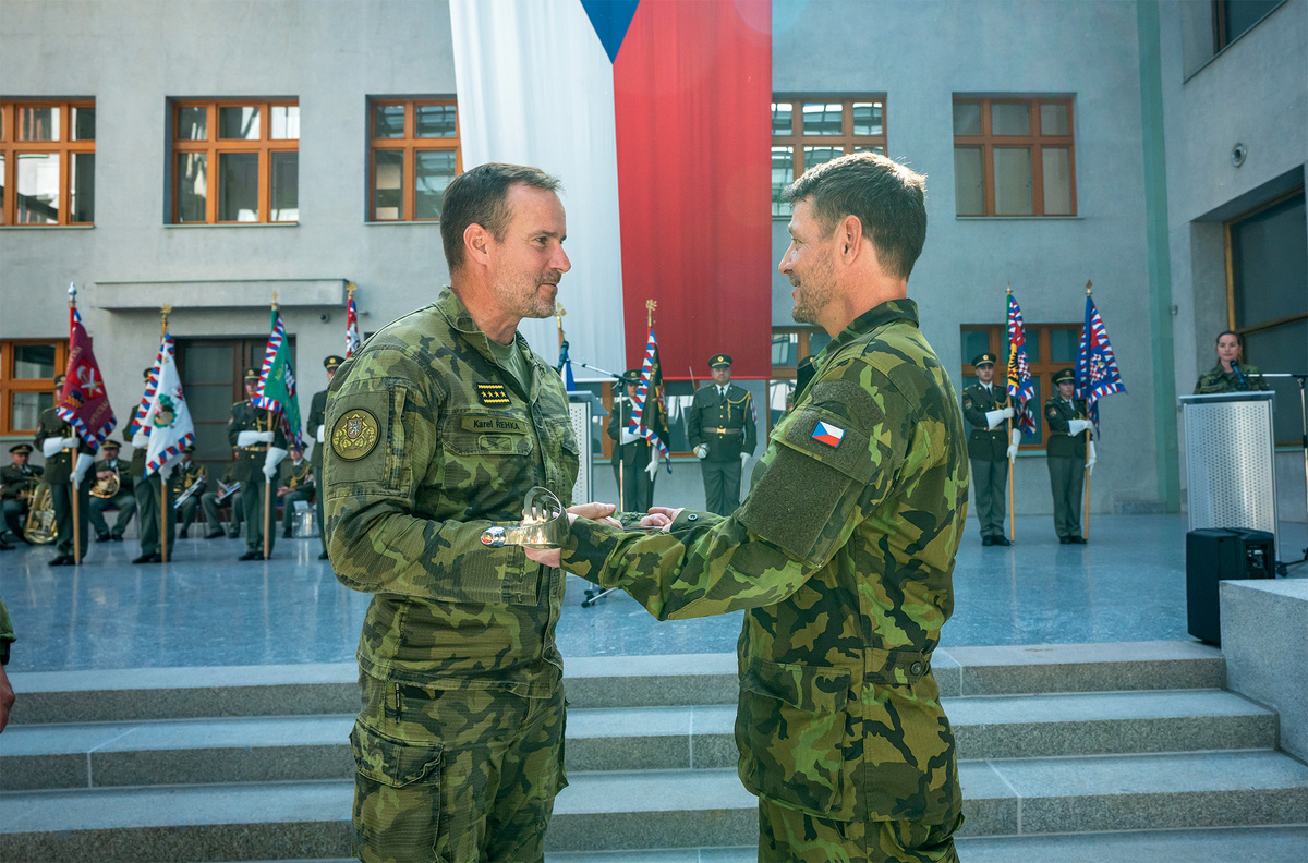 Foto: Momentka ze slavnostního předání funkce vrchního praporčíka Armády ČR | Armáda ČR