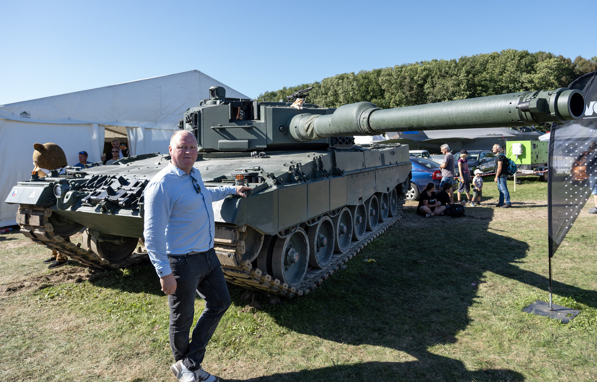 Foto: Ředitel VOP CZ před tankem Leopard 2A4 | Michal Pivoňka / CZ DEFENCE