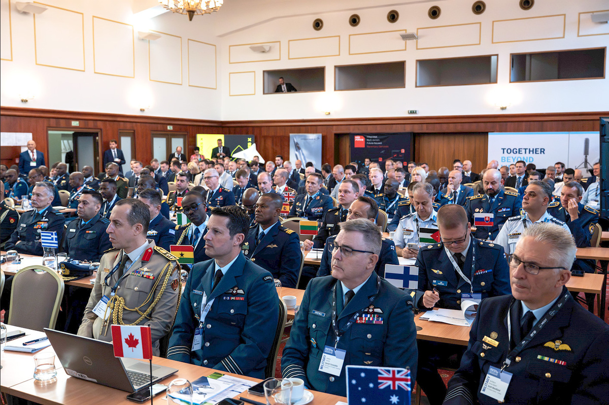 Foto: Během dvou dnů zaznělo více než 20 prezentací | Michal Pivoňka / CZ DEFENCE